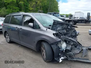 2012 Toyota Sienna LE AAS z VIN 5TDKK3DC5CS265314, wystawiony jako IAAI lot #42270381 z przebiegiem Nie podano mil oraz . Historia ofert i sprzedaży dostępna na DreamBid. Obrazek 1.