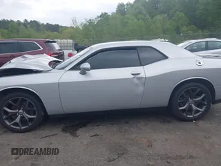 2019 Dodge Challenger SXT z VIN 2C3CDZAG9KH744703, wystawiony jako IAAI lot #41881944 z przebiegiem Nie podano mil oraz . Historia ofert i sprzedaży dostępna na DreamBid. Obrazek 15.