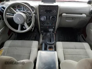 2007 Jeep Wrangler Unlimited Sahara z VIN 1J4GA59127L113178, wystawiony jako Copart lot #47443535 z przebiegiem 250 355 mil mil oraz Szkoda całkowita • Salvage title. Historia ofert i sprzedaży dostępna na DreamBid. Obrazek 8.