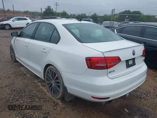 2015 Volkswagen Jetta SE z VIN 3VWD17AJ1FM225271, wystawiony jako IAAI lot #40353904 z przebiegiem 83 317 mil mil oraz . Historia ofert i sprzedaży dostępna na DreamBid. Obrazek 3.