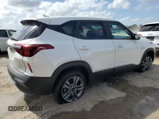 2023 Kia Seltos LX z VIN KNDEPCAA7P7461188, wystawiony jako Copart lot #51979035 z przebiegiem 22 962 mil mil oraz Szkoda całkowita • Salvage title. Historia ofert i sprzedaży dostępna na DreamBid. Obrazek 3.