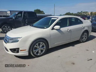 2012 Ford Fusion SE z VIN 3FAHP0HA7CR133859, wystawiony jako Copart lot #61153125 z przebiegiem 100 822 mil mil oraz Czysty tytuł • Clean title. Historia ofert i sprzedaży dostępna na DreamBid. Obrazek 1.