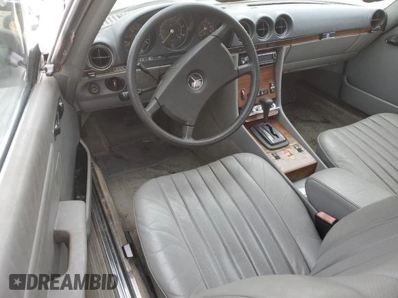 1982 Mercedes-Benz 380 SL z VIN WDBBA45A0CB014230, wystawiony jako Copart lot #71148724 z przebiegiem 133 903 mil mil oraz Nie do naprawy • Non repairable. Historia ofert i sprzedaży dostępna na DreamBid. Obrazek 8.