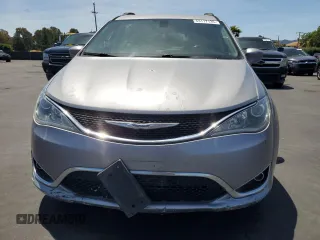 2017 Chrysler Pacifica Touring L with VIN 2C4RC1BG1HR539758, listed as a Copart auction lot 53117135 with 130,628 mi miles and Clean Title. Bid and sale history available at DreamBid. Image 5.