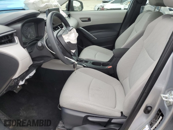 2023 Toyota Corolla Cross L z VIN 7MUAAAAG6PV042401, wystawiony jako Copart lot #49624765 z przebiegiem 24 748 mil mil oraz Szkoda całkowita • Salvage title. Historia ofert i sprzedaży dostępna na DreamBid. Obrazek 7.