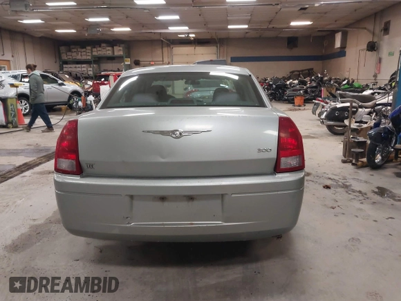 2005 Chrysler 300 with VIN 2C3JA43R55H569369, listed as a IAAI auction lot 41132751 with 123,253 mi miles. Bid and sale history available at carsss.com. Image 15.