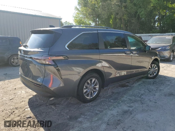 2025 Toyota Sienna XLE with VIN 5TDYRKEC8SS226844, listed as a Copart auction lot 52680175 with 2,600 mi miles and Salvage Title. Bid and sale history available at carsss.com. Image 3.