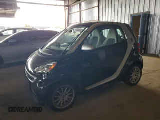 2013 Smart fortwo Passion z VIN WMEEJ9AA2DK673558, wystawiony jako Copart lot #50930415 z przebiegiem Nie podano mil oraz Tytuł czysty. Historia ofert i sprzedaży dostępna na DreamBid. Obrazek 1.