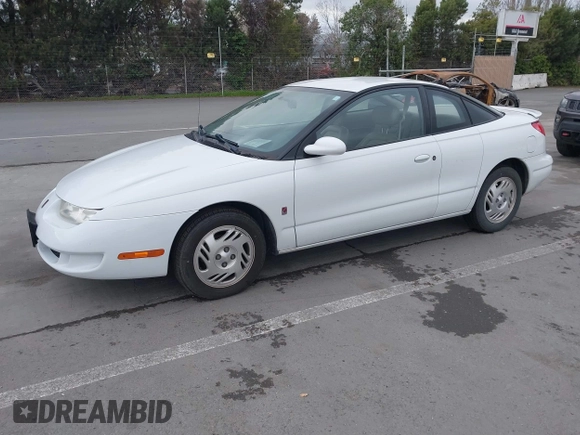 1999 Saturn SC z VIN 1G8ZY1271XZ276834, wystawiony jako IAAI lot #41445985 z przebiegiem 62 428 mil mil oraz . Historia ofert i sprzedaży dostępna na DreamBid. Obrazek 2.