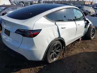 2024 Tesla Model Y Long Range with VIN 7SAYGDEE0RF209847, listed as a IAAI auction lot 41447620 with 7,646 mi miles and . Bid and sale history available at DreamBid. Image 4.