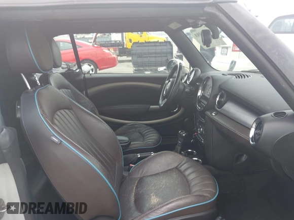 2014 MINI Convertible z VIN WMWZN3C52ET569565, wystawiony jako IAAI lot #42564988 z przebiegiem 66 035 mil mil oraz . Historia ofert i sprzedaży dostępna na DreamBid. Obrazek 5.