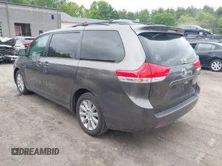 2012 Toyota Sienna LE z VIN 5TDJK3DC2CS048945, wystawiony jako IAAI lot #42319090 z przebiegiem 136 488 mil mil oraz . Historia ofert i sprzedaży dostępna na DreamBid. Obrazek 3.
