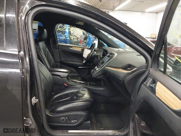 2016 Lincoln MKC Select with VIN 5LMCJ2D94GUJ11483, listed as a IAAI auction lot 41318582 with 170,660 mi miles. Bid and sale history available at carsss.com. Image 5.