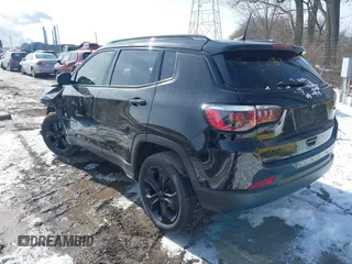 2018 Jeep Compass Latitude with VIN 3C4NJDBB8JT394845, listed as a IAAI auction lot 41590737 with 49,000 mi miles. Bid and sale history available at carsss.com. Image 3.