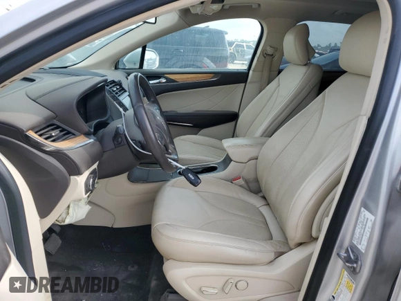 2016 Lincoln MKC Select z VIN 5LMCJ2C9XGUJ05222, wystawiony jako Copart lot #55500735 z przebiegiem 104 831 mil mil oraz Szkoda całkowita • Salvage title. Historia ofert i sprzedaży dostępna na DreamBid. Obrazek 7.