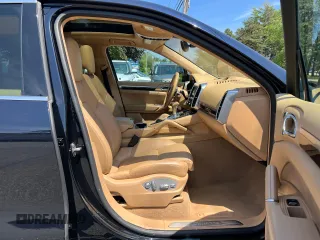 2016 Porsche Cayenne z VIN WP1AA2A22GKA36878, wystawiony jako Copart lot #61495525 z przebiegiem 110 253 mil mil oraz Czysty tytuł • Clean title. Historia ofert i sprzedaży dostępna na DreamBid. Obrazek 5.
