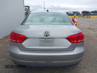 2014 Volkswagen Passat SE z VIN 1VWBN7A3XEC022098, wystawiony jako IAAI lot #42130334 z przebiegiem 88 433 mil mil oraz . Historia ofert i sprzedaży dostępna na DreamBid. Obrazek 16.