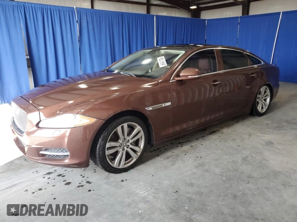 2011 Jaguar XJ XJL z VIN SAJWA2GB8BLV22081, wystawiony jako Copart lot #57088325 z przebiegiem 117 795 mil mil oraz Czysty tytuł • Clean title. Historia ofert i sprzedaży dostępna na DreamBid. Obrazek 1.