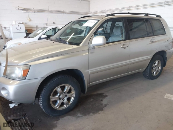 2006 Toyota Highlander w/3rd Row with VIN JTEEP21A760172521, listed as a IAAI auction lot 41951370 with 313,681 mi miles. Bid and sale history available at carsss.com. Image 2.