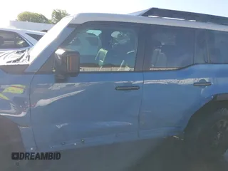 2024 Toyota Land Cruiser z VIN JTEABFAJ7RK003144, wystawiony jako IAAI lot #42040885 z przebiegiem 4 749 mil mil oraz . Historia ofert i sprzedaży dostępna na DreamBid. Obrazek 14.