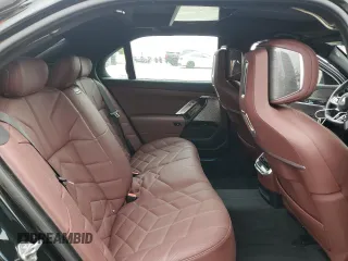 2024 BMW 7 Series 760i xDrive z VIN WBA33EJ07RCR40210, wystawiony jako Copart lot #60499865 z przebiegiem 10 080 mil mil oraz Szkoda całkowita • Salvage title. Historia ofert i sprzedaży dostępna na DreamBid. Obrazek 10.