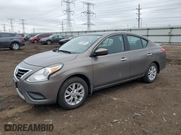 2015 Nissan Versa SV z VIN 3N1CN7AP1FL803434, wystawiony jako Copart lot #55703535 z przebiegiem 35 500 mil mil oraz Szkoda całkowita • Salvage title. Historia ofert i sprzedaży dostępna na DreamBid. Obrazek 1.