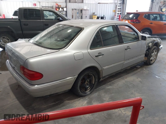 1999 Mercedes-Benz E-Class with VIN WDBJF82HXXX022432, listed as a IAAI auction lot 41793493 with 1 mi miles. Bid and sale history available at carsss.com. Image 4.