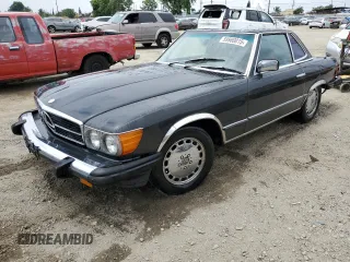 1985 Mercedes-Benz 380 z VIN WDBBA45C4FA019328, wystawiony jako Copart lot #59980015 z przebiegiem 122 282 mil mil oraz Czysty tytuł • Clean title. Historia ofert i sprzedaży dostępna na DreamBid. Obrazek 1.