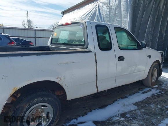 2002 Ford F-150 XL z VIN 1FTRX17W02KB68165, wystawiony jako IAAI lot #41613625 z przebiegiem 151 957 mil mil oraz . Historia ofert i sprzedaży dostępna na DreamBid. Obrazek 6.