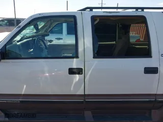 1998 GMC Suburban with VIN 1GKEC16RXWJ731468, listed as a IAAI auction lot 41945613 with 236,854 mi miles. Bid and sale history available at carsss.com. Image 14.