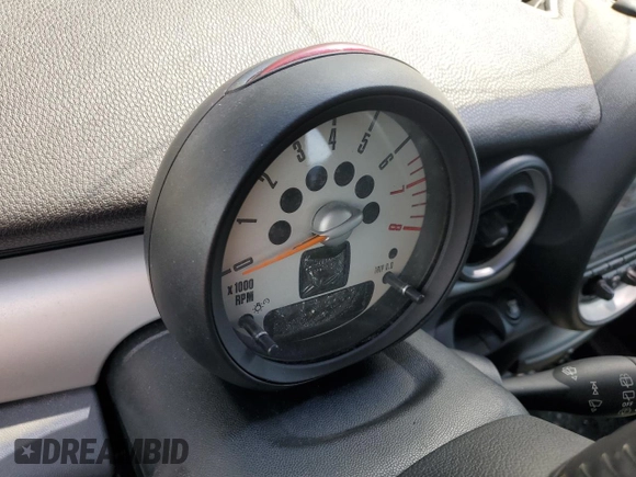 2011 MINI Clubman z VIN WMWZF3C56BTY00475, wystawiony jako Copart lot #74595784 z przebiegiem Nie podano mil oraz Nie do naprawy • Non repairable. Historia ofert i sprzedaży dostępna na DreamBid. Obrazek 9.