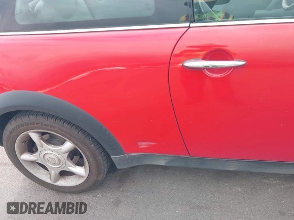 2003 MINI Hardtop z VIN WMWRC33403TE17040, wystawiony jako IAAI lot #41280159 z przebiegiem 62 758 mil mil oraz . Historia ofert i sprzedaży dostępna na DreamBid. Obrazek 6.