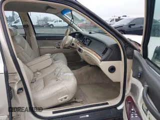 1996 Lincoln Town Car Cartier z VIN 1LNLM83WXTY652495, wystawiony jako IAAI lot #41538281 z przebiegiem 221 804 mil mil oraz . Historia ofert i sprzedaży dostępna na DreamBid. Obrazek 5.
