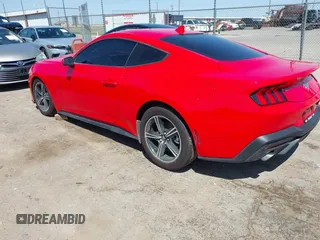 2024 Ford Mustang EcoBoost z VIN 1FA6P8TH8R5146979, wystawiony jako IAAI lot #42017450 z przebiegiem 6 253 mil mil oraz . Historia ofert i sprzedaży dostępna na DreamBid. Obrazek 3.