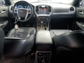 2013 Chrysler 300 C z VIN 2C3CCAET7DH661673, wystawiony jako Copart lot #55738325 z przebiegiem 103 694 mil mil oraz Szkoda całkowita • Salvage title. Historia ofert i sprzedaży dostępna na DreamBid. Obrazek 8.