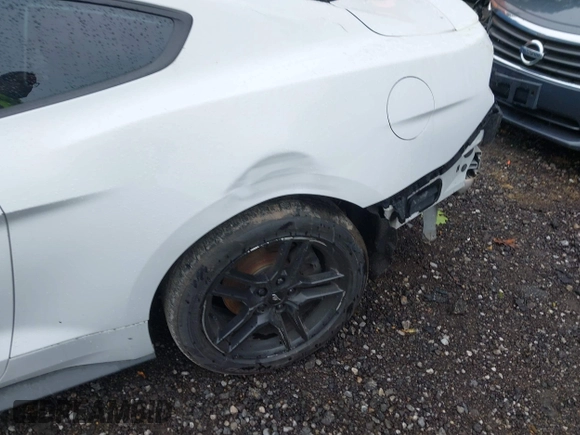 2018 Ford Mustang EcoBoost z VIN 1FA6P8TH2J5184938, wystawiony jako IAAI lot #42359873 z przebiegiem 80 965 mil mil oraz . Historia ofert i sprzedaży dostępna na DreamBid. Obrazek 19.