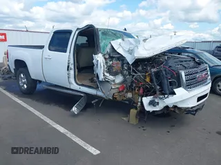 2011 GMC Sierra 2500HD Denali z VIN 1GT125C8XBF127206, wystawiony jako IAAI lot #42073102 z przebiegiem Nie podano mil oraz . Historia ofert i sprzedaży dostępna na DreamBid. Obrazek 1.
