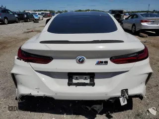 2023 BMW M8 Competition z VIN WBSAE0C04PCL03625, wystawiony jako Copart lot #52190975 z przebiegiem Nie podano mil oraz Nie do naprawy. Historia ofert i sprzedaży dostępna na DreamBid. Obrazek 6.