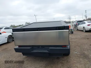 2024 Tesla Cybertruck z VIN 7G2CEHED6RA042416, wystawiony jako IAAI lot #41324245 z przebiegiem 332 mil mil oraz . Historia ofert i sprzedaży dostępna na DreamBid. Obrazek 16.