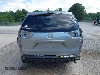 2017 Toyota Sienna LE Auto Access Seat z VIN 5TDKZ3DC9HS791965, wystawiony jako IAAI lot #42624689 z przebiegiem 88 383 mil mil oraz . Historia ofert i sprzedaży dostępna na DreamBid. Obrazek 17.