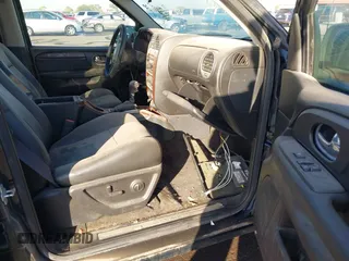 2005 GMC Envoy SLE with VIN 1GKDT13S752161375, listed as a IAAI auction lot 40945627 with 172,757 mi miles. Bid and sale history available at carsss.com. Image 5.