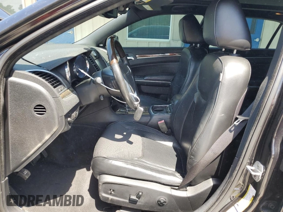 2011 Chrysler 300 C z VIN 2C3CA6CT1BH514624, wystawiony jako Copart lot #54849915 z przebiegiem 103 879 mil mil oraz Szkoda całkowita • Salvage title. Historia ofert i sprzedaży dostępna na DreamBid. Obrazek 7.