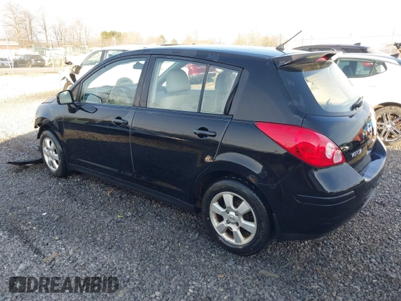 2007 Nissan Versa SL z VIN 3N1BC13E77L439385, wystawiony jako IAAI lot #41749821 z przebiegiem 137 521 mil mil oraz . Historia ofert i sprzedaży dostępna na DreamBid. Obrazek 3.