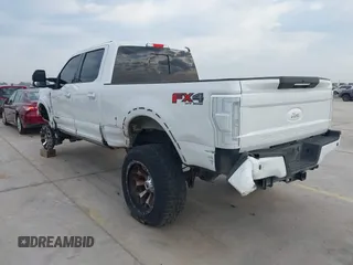 2019 Ford F-250 XL z VIN 1FT7W2BT8KEC07418, wystawiony jako IAAI lot #42261333 z przebiegiem 99 816 mil mil oraz . Historia ofert i sprzedaży dostępna na DreamBid. Obrazek 3.