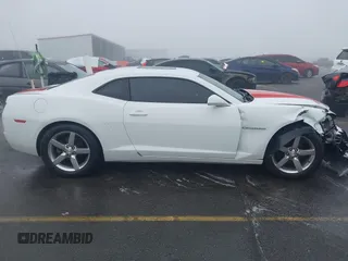 2011 Chevrolet Camaro 2LT z VIN 2G1FC1ED0B9197157, wystawiony jako IAAI lot #41485175 z przebiegiem 133 049 mil mil oraz . Historia ofert i sprzedaży dostępna na DreamBid. Obrazek 13.