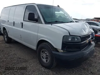 2018 Chevrolet Express Cargo z VIN 1GCWGAFP3J1287345, wystawiony jako IAAI lot #42689151 z przebiegiem 118 403 mil mil oraz . Historia ofert i sprzedaży dostępna na DreamBid. Obrazek 1.