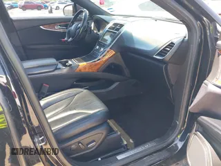 2017 Lincoln MKX Select z VIN 2LMPJ6KR2HBL50153, wystawiony jako IAAI lot #42187451 z przebiegiem 66 385 mil mil oraz . Historia ofert i sprzedaży dostępna na DreamBid. Obrazek 5.