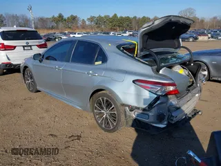 2018 Toyota Camry LE z VIN 4T1B11HK4JU616470, wystawiony jako IAAI lot #41352888 z przebiegiem 102 109 mil mil oraz . Historia ofert i sprzedaży dostępna na DreamBid. Obrazek 3.