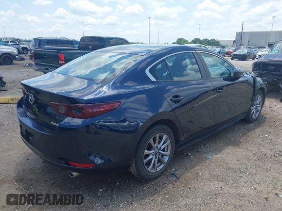 2021 Mazda 3 S z VIN JM1BPAAL6M1331460, wystawiony jako IAAI lot #42197743 z przebiegiem 53 972 mil mil oraz . Historia ofert i sprzedaży dostępna na DreamBid. Obrazek 4.