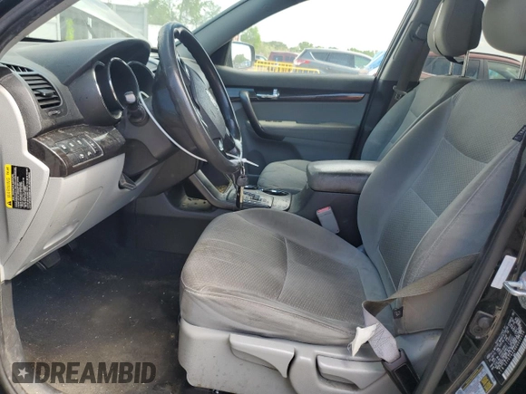 2013 Kia Sorento LX z VIN 5XYKT4A64DG352153, wystawiony jako Copart lot #55330825 z przebiegiem 289 967 mil mil oraz Szkoda całkowita • Salvage title. Historia ofert i sprzedaży dostępna na DreamBid. Obrazek 7.